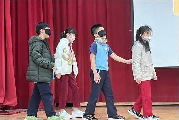 國小同學黑暗體驗