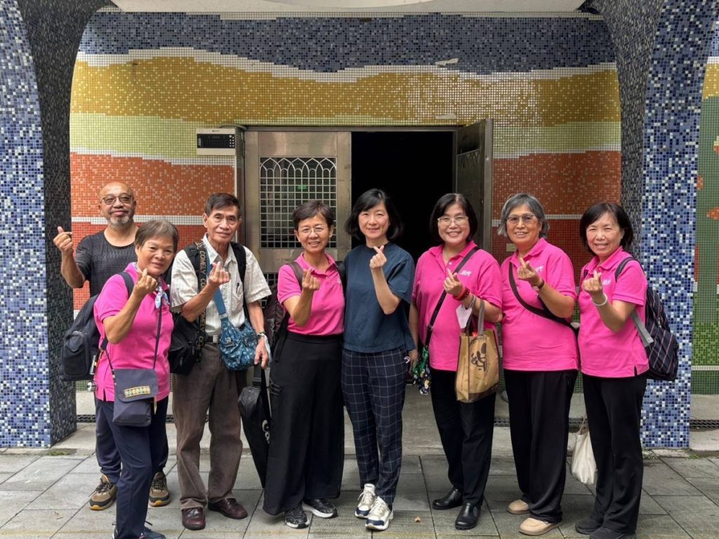 輔導主任與安童志工合影